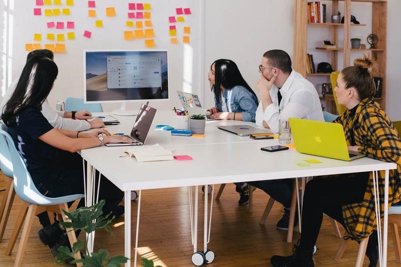Equipo trabajando en una capacitación